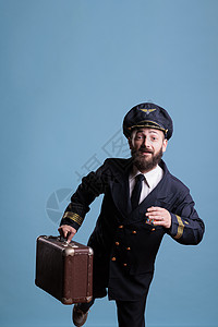 飞机机机长乘飞机迟到飞行 携带行李箱图片