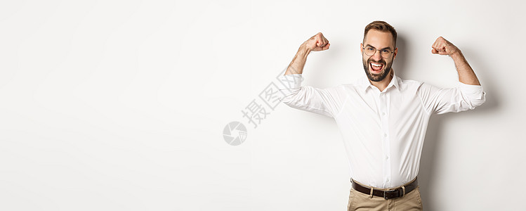 成功的经理柔力二冰棒 显示肌肉和自信 站立在白色背景上人士促销手势商业商务广告标识房地产企业家工作室图片