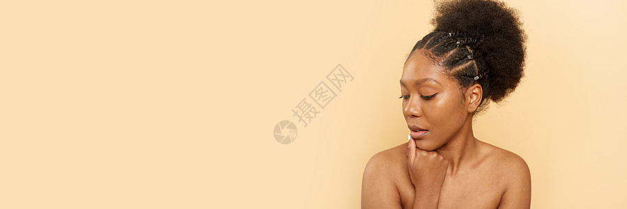 正面的年轻黑人女子 肩膀裸露 蜜蜂底部皮肤美丽 网络横幅图片