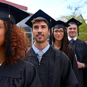 大学毕业生在毕业日站成一排 他们站在一条线上 努力争取更高水平的成绩网图片
