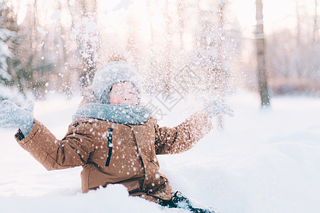 这孩子在冬天的生活方式下雪 冬季散步 一篇关于儿童冬季闲暇的文章家庭男生童年假期季节幸福微笑滑雪活动乐趣图片