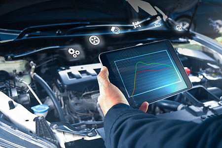 汽车机械工正在用ODB2平板机和汽车服务图标 自动修理车间业务概念检查发动机系统图片