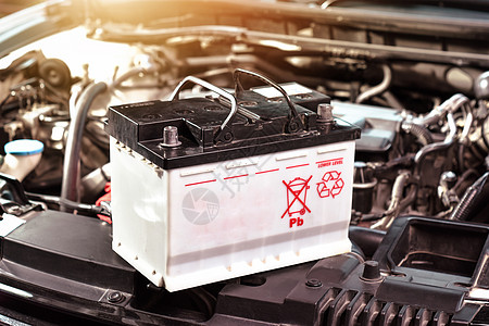 用于汽车维修和回收电子垃圾的发动机舱内汽车电气系统的汽车电池图片