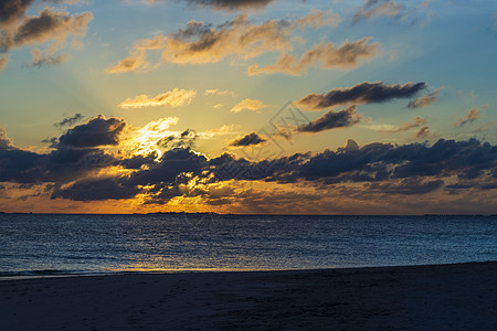 海洋上戏剧性的日落 自然界款待访问橙子岛屿蓝色旅行天空地平线冒险晴天图片