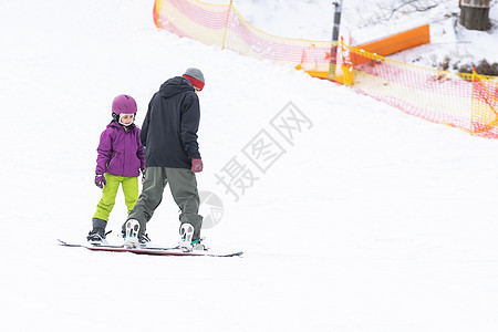 青少年滑雪可爱的小女孩学习骑儿童滑雪板 为孩子冬季运动 积极体育运动的安全性 笑声微笑季节活动速度闲暇头盔眼镜青少年想像力快乐背景