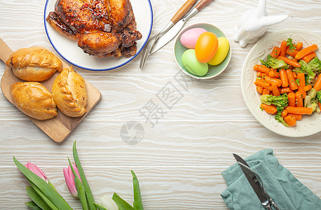 白锈桌上的复活节食品 面条彩蛋 烤鸡 蔬菜环境面包食物边界盘子横幅沙拉厨房风格包子图片