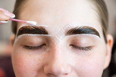 主人画了一个女人的眉毛工具女孩化妆师卫生魅力刷子乐器温泉程序化妆品图片