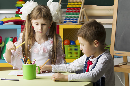 幼儿教育 孩子们画画 小学生 幼儿园毕业生苗圃孩子女孩课堂艺术朋友童年学校思维学习图片