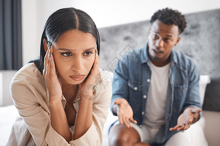 夫妻吵架 婚姻抑郁和离婚压力 心理健康引起的焦虑以及对卧室冲突的厌倦 悲伤的女人在与男人交流问题时因头痛而沮丧图片
