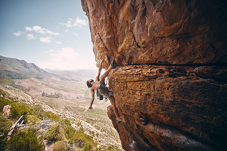 攀岩 绳索和无所畏惧的登山者在悬崖 大岩石和夏季独自冒险挑战 登山 抱石和强壮的男人在大自然中训练身体以保持户外平衡图片
