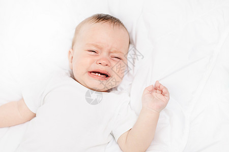 婴儿长牙婴儿在婴儿床里哭 宝宝长牙了 婴儿绞痛 饿宝贝孩子家庭母亲婴儿床脾气出牙期情感喜悦新生童年背景