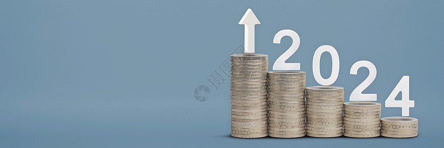 2024 年新年快乐 金融主题 成堆的硬币按升序堆叠 就像图表一样 在蓝色背景上 日历或明信片的设计 新年收入的概念图片