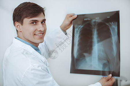 男性医生在办公室检查X光扫描医院男人工作保健科学核磁共振学家诊所x光医师图片