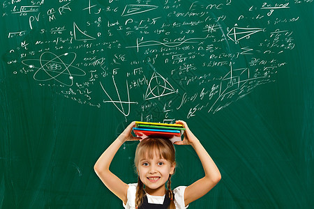 儿童数学教育概念 学校背景的可爱女孩数学学生 手绘科学公式图案物理高清图片素材