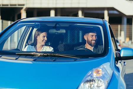 男驾驶教练和女驾校学生坐在车里微笑 学开车图片