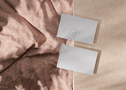 具有纺织背景的空白白色名片 品牌标识的样机 两张牌 显示双方 图形设计师的模板 自由空间 复制空间 3D 渲染图片