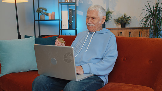 使用信用卡和笔记本电脑 转账 网上购物的老年人长年男子(老人)图片