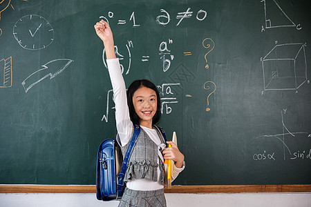 课堂上穿制服的亚洲女学生举起手来成功地完成功课乐趣手臂幸福优胜者学习学生女性学校女孩青少年图片