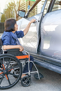老年健康老年妇女开门车保险医院轮椅车轮寂寞女性生活疾病城市椅子背景