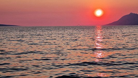 在亚得里亚海的美丽的红色日落 达尔马提亚 克罗地亚 欧洲太阳海浪魔法风景海洋天气全景天堂海滩旅行图片