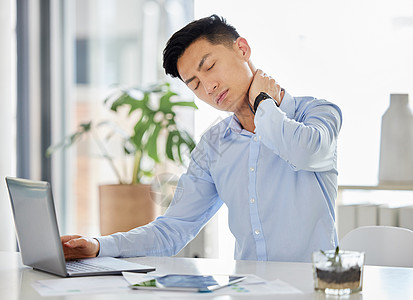 患有头痛 焦虑和抑郁症的亚洲男子 在办公室用笔记本电脑做报告 税务或审计工作 有心理健康的受挫和疲劳的商务人士过份劳累背景图片