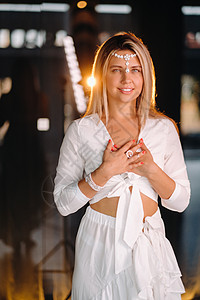 一个微笑着的女孩的肖像 穿着白色礼服 手掌在她面前舞蹈教练快乐讲师天赋行动健身房演员姿势冥想图片