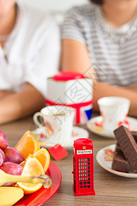 传统下午的英国仪式 下午茶茶 象征着像玩具电话箱这样的不纯度王国文化甜点首都水果女性电话亭摊位女士英语图片