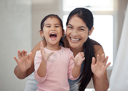 母亲和孩子的肖像 带着牙齿微笑和早晨的例行公事 为了娱乐 学习和儿童发育 亚洲妇女和蹒跚学步的女孩在浴室刷完牙后露出干净的牙齿图片