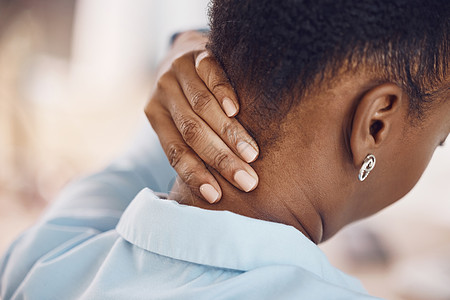 背部疼痛和黑人女性手放在脖子上 或因办公室工作姿势或倦怠而导致肌肉 骨骼或医疗损伤 在公司工作场所有医疗问题 工作压力或疲倦的非图片