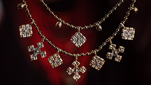 展示乌克兰正宗传统珠宝项链的乌克兰妇女 — Zgarda — 地位宗教目的的古老胡苏尔颈饰图片