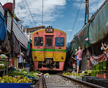 泰国美功运输吸引力铁路乘客历史店铺街道旅行水果图片