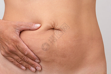 手放在胃的右侧 展示疼痛或症状图片