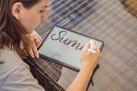 书法家年轻女子在数字平板电脑上写下短语 题写装饰字母 书法 平面设计 刻字 手写 创作床单技术设计师屏幕爱好草图字体网络女性礼物图片
