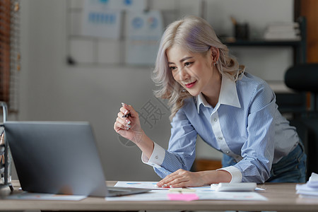 亚洲商业妇女致力于分析技术物价图表和指标 金融概念 亚洲商业妇女债务投资者贷款利润帐户财富退休投资文档笔记本图片