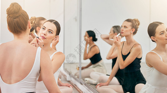 用于戏剧 舞台和戏剧表演的工作室镜子中的女性 芭蕾舞演员和化妆化妆品 朋友 芭蕾舞学生或创意艺术家为百老汇提供帮助 支持和学习课图片