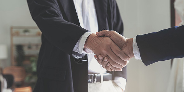 两个自信的商务人士在办公室开会时握手 成功 交易 问候和合作伙伴的概念手势会议生意团体桌子顾客职员顾问合同男人图片