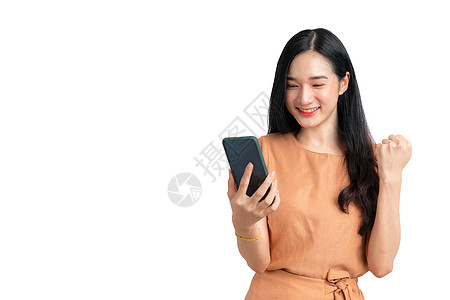 美貌的亚洲女性在网上拥有智能手机进行商业经营 成功经商背景图片