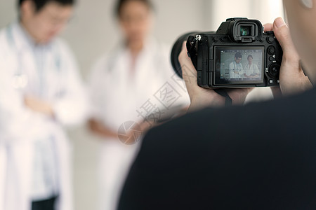 摄影记者拍摄医生和护士概念的录像 供网站出售;照片摄制员图片