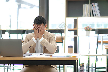 商务人士用笔记本电脑 mobbing概念坐在办公室里感到压力和疲倦图片