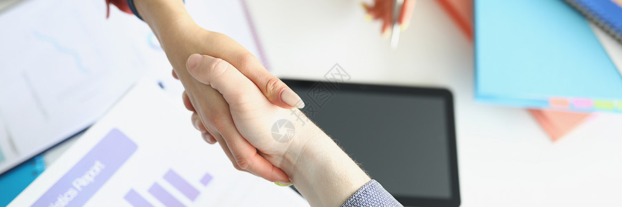 办公室里的女人跟男的握手图片