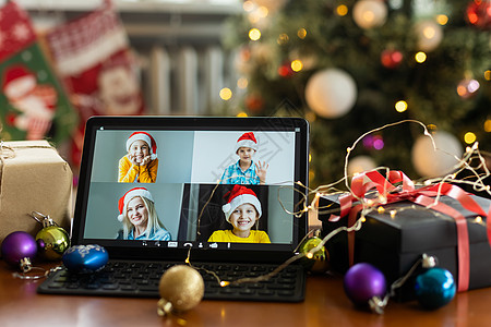 在圣诞快乐餐桌假期背景下 通过远程聊天数字平板电脑屏幕与孩子进行家庭视频通话 圣诞节在线虚拟家庭聚会庆祝活动 新年快乐视频通话封图片