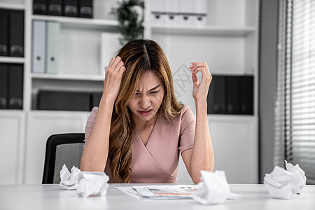 一名胜任的女雇员 由于过度工作而完全精疲力尽员工企业家经理综合症女士办公房职场压力管理人员办公室图片