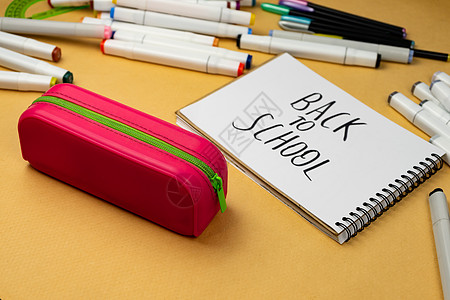 返校用黑记号写在白笔记本上 学校用品是学校的准备品图片