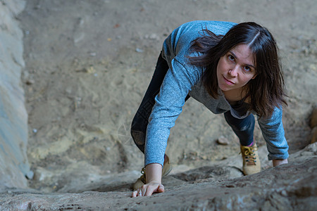 青年女子攀岩运动登山岩石活动锻炼女士高度挑战悬崖极限图片