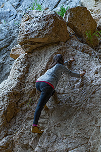 青年女子攀岩极限韧性岩石高度风景绳索成功冒险登山登山者图片