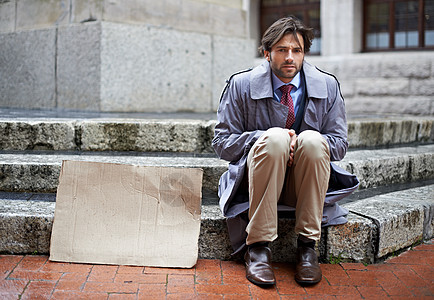 一位失业商务人士坐在台阶上乞讨工作 他当时的景象是想当食物模特儿图片