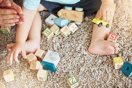 特写婴儿学习玩具 积木拼图和训练 以帮助在家里的地板上进行手眼协调 幼儿在地毯上通过教育游戏学习 以促进认知发展和在家中获得乐趣图片