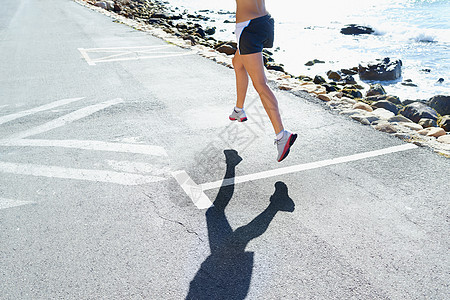 一位运动的年轻女子在户外跑步 在健身方面迈出了巨大的步伐图片