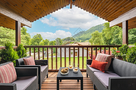 从村里的乡间别墅看到的美丽景色 带椅子和桌子的露台 山脉和森林的景色图片