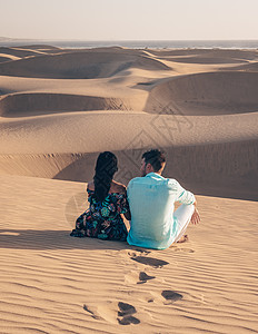在西班牙大加那利岛马斯帕洛马海滩上行走的一对夫妇 在沙丘沙漠中男女自由男人海岸女士天空假期太阳夫妻海洋岛屿图片